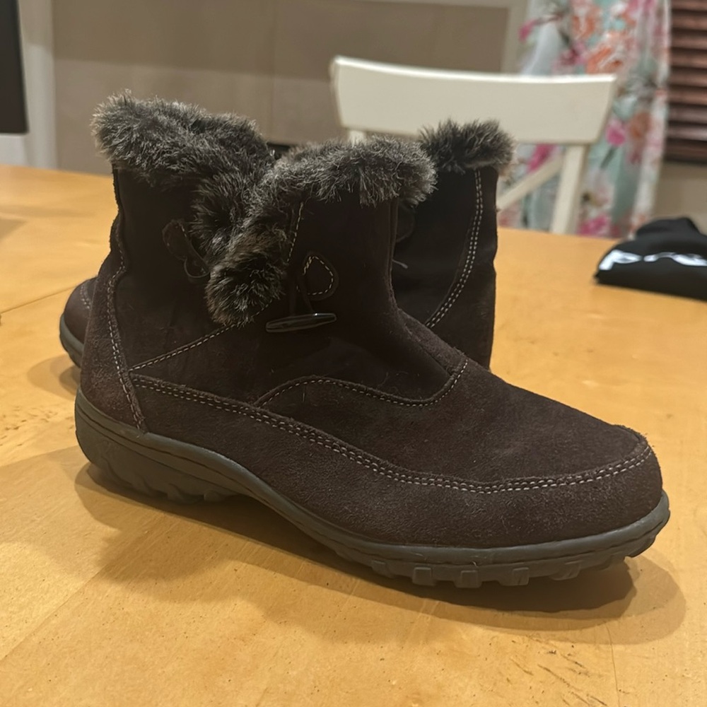 Khombu ankle fur lined boots 9.5 M